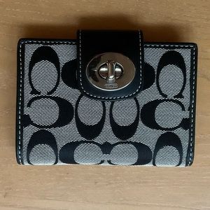 NWOT Coach Turnlock Wallet